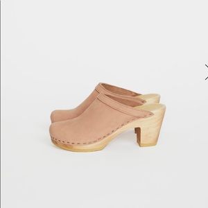 blush clogs